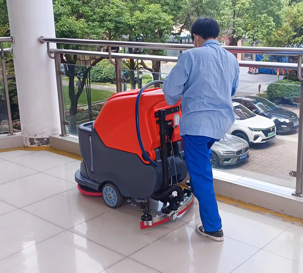 上海某小学采购米乐米6官网YH-55手推式洗地机